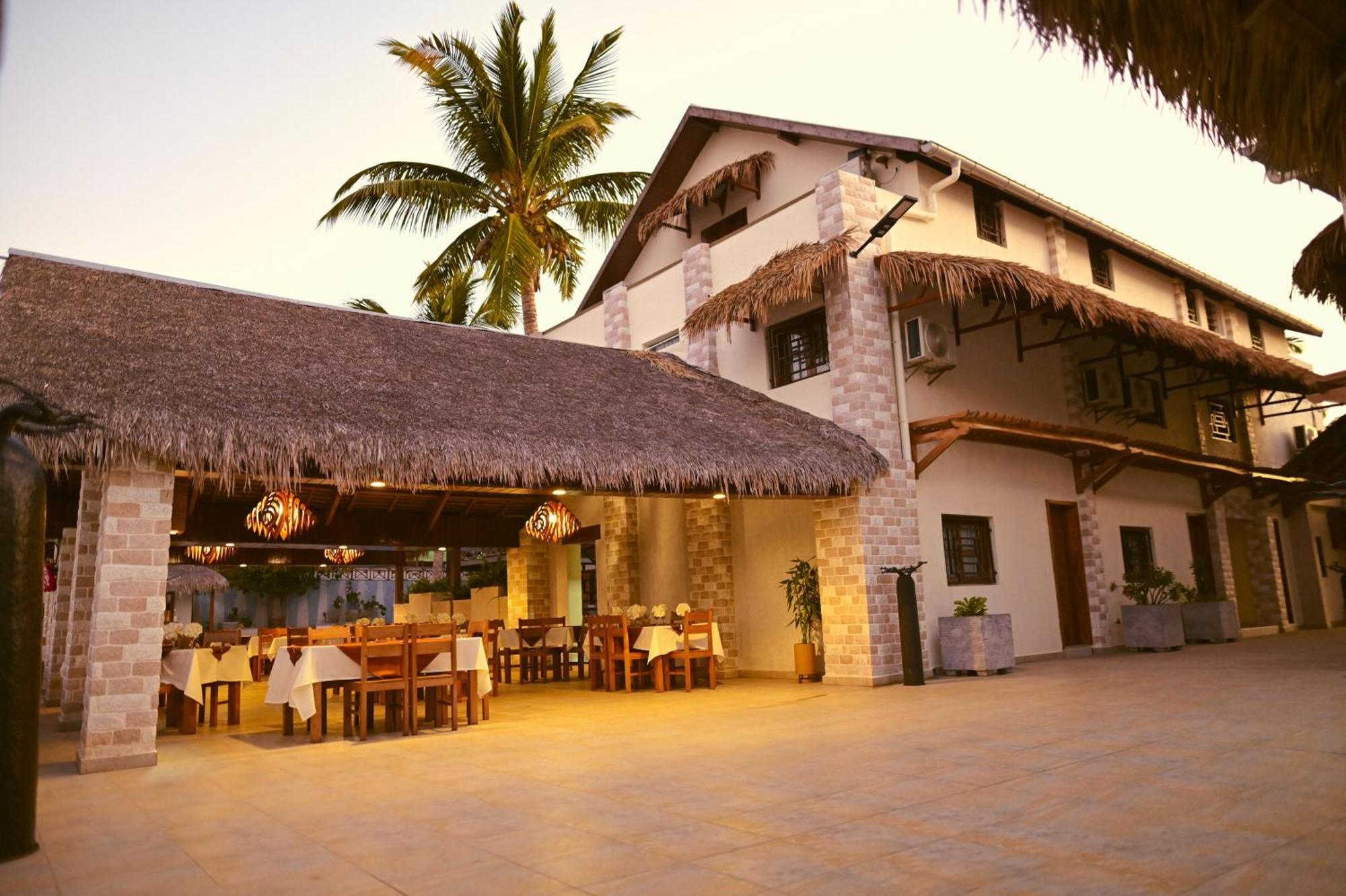Hotel Baobab Cafe Morondava Extérieur photo